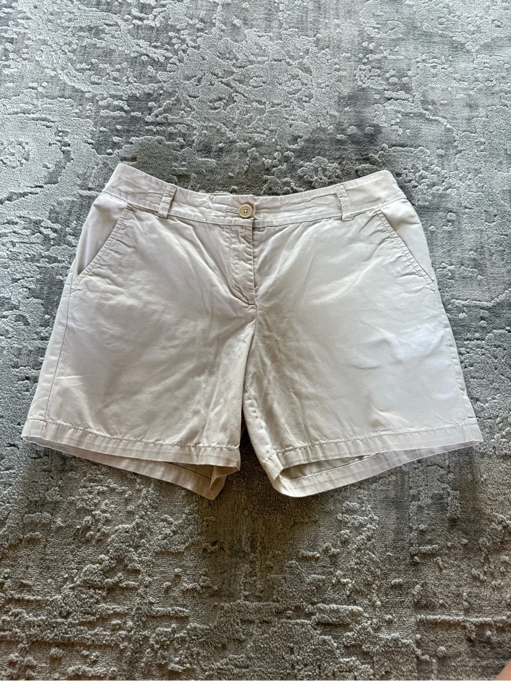 Loft Women's Classic Mid-Rise 6” Cream Cotton Shorts size 8